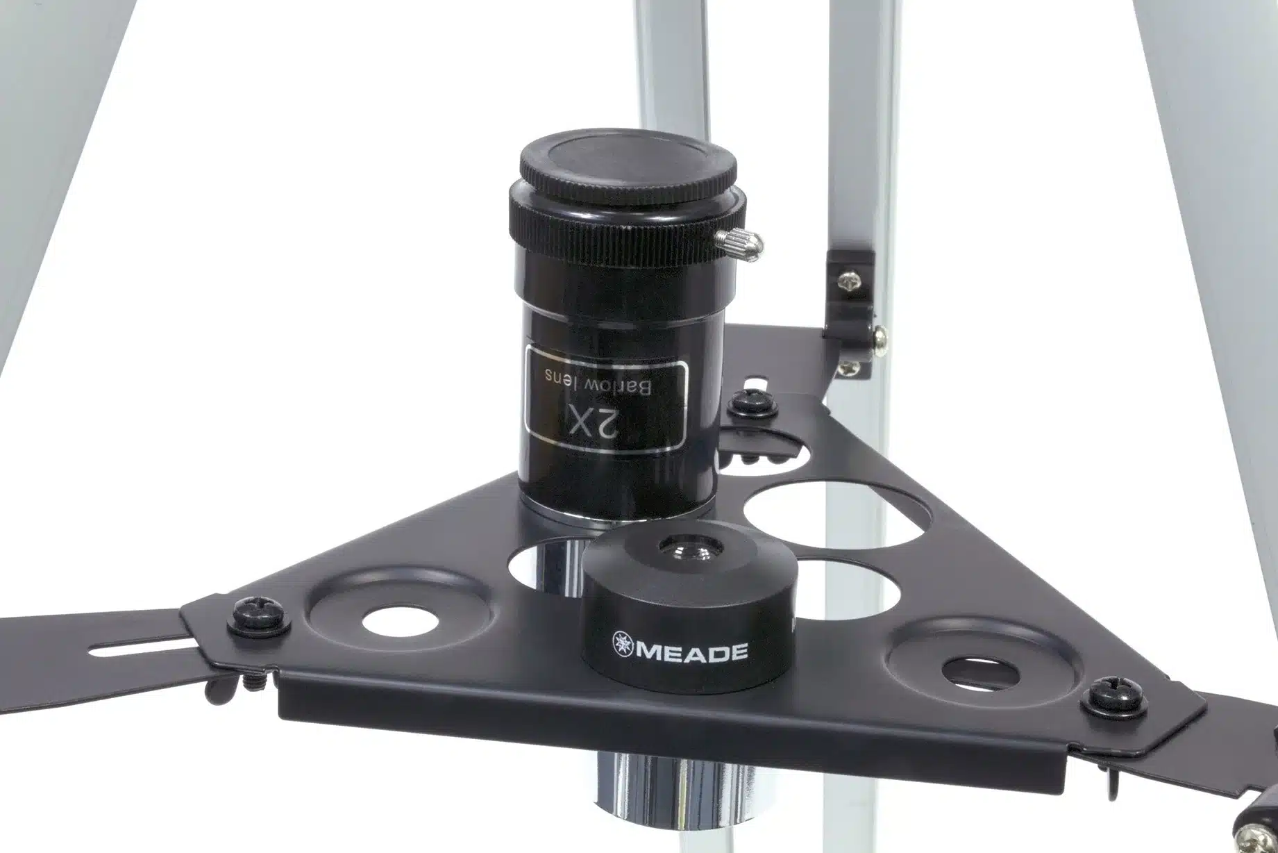 Lente Barlow 2X y ocular Meade sobre la bandeja de accesorios del trípode del telescopio refractor Meade Infinity 70