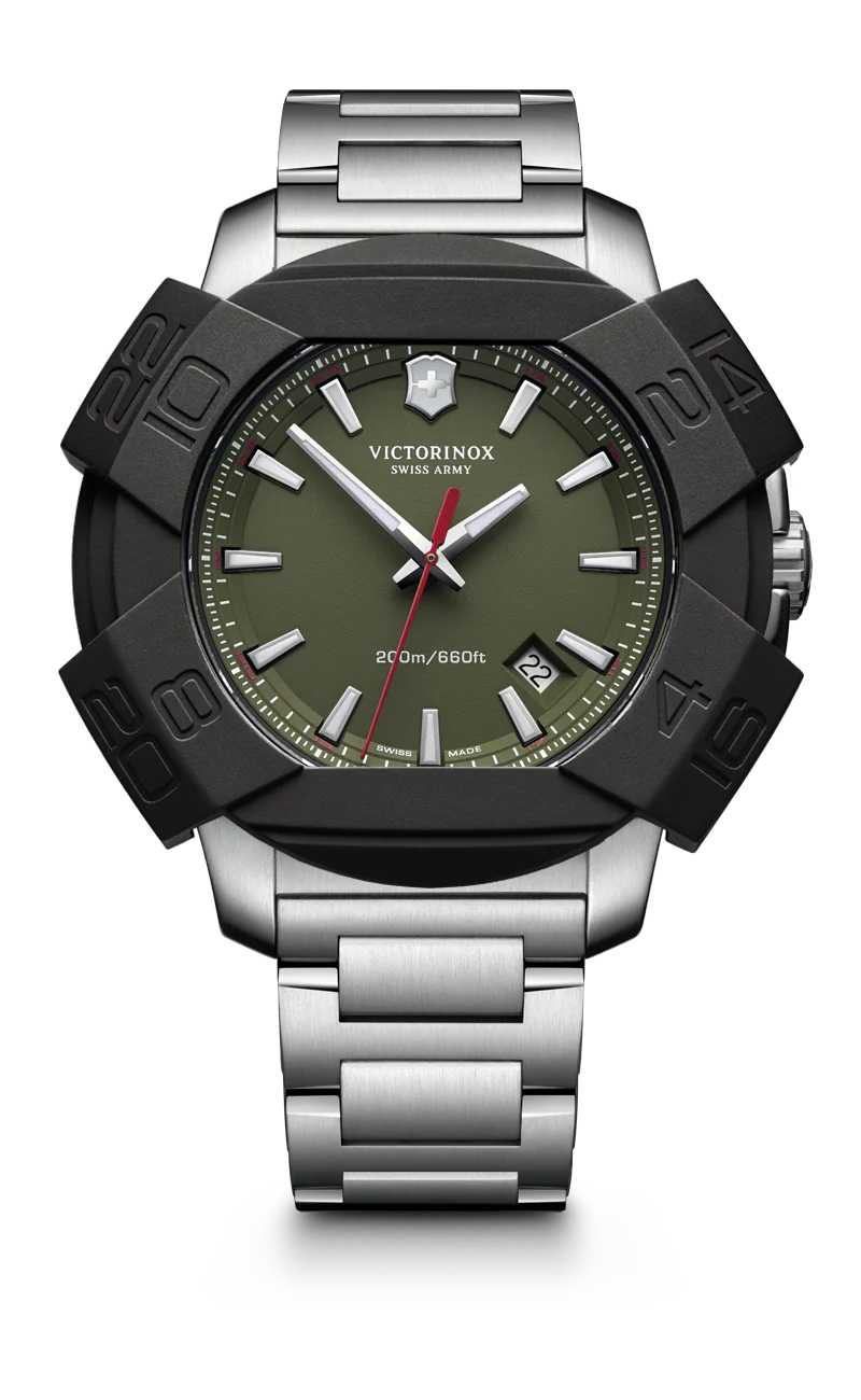 Reloj Victorinox I.N.O.X. verde 241725.1 con protector Bumper negro puesto y brazalete de acero inoxidable