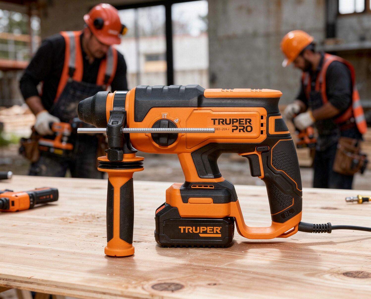 Rotomartillo SDS Plus Inalámbrico Truper Pro ROEI-20AS 20 V brushless solo herramienta con mango auxiliar ergonómico y luz LED integrada.