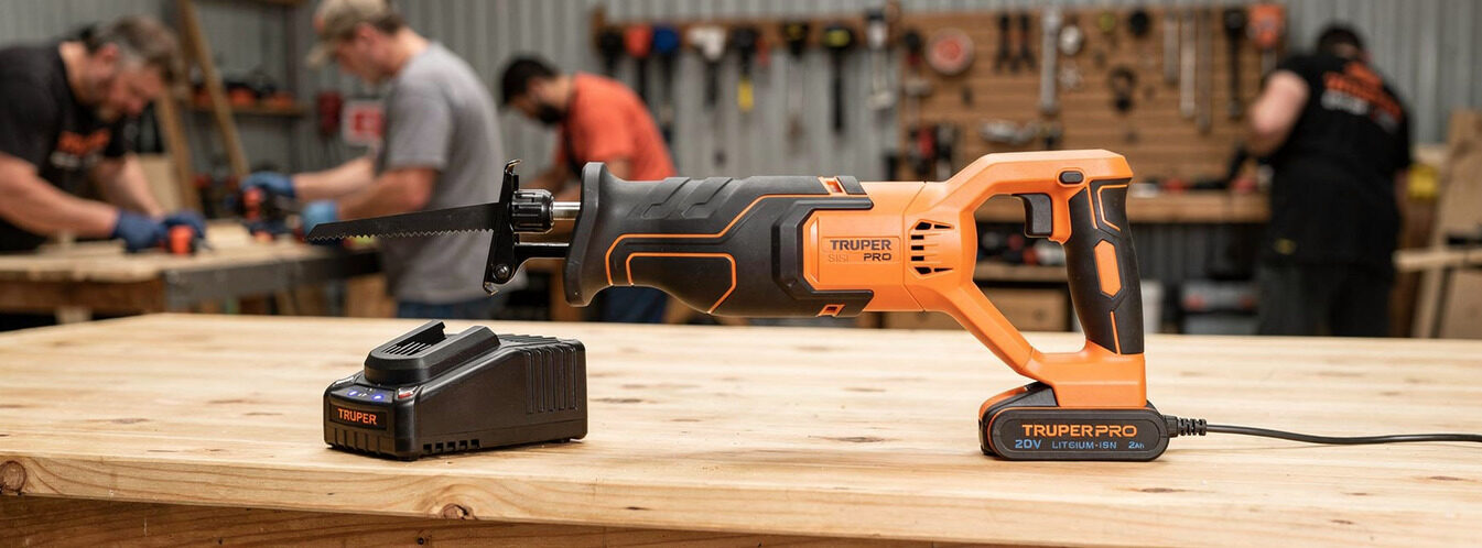 Sierra Sable Inalámbrica Truper Pro SISI-20A 20 V con batería 2 Ah
