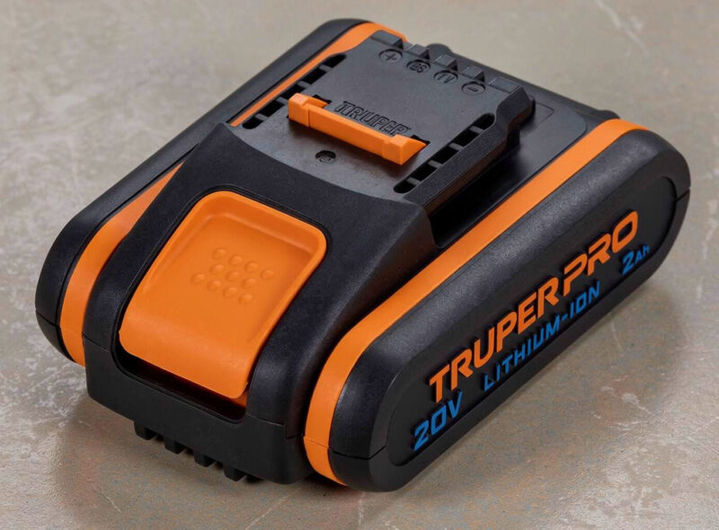 Batería Ion Litio Truper PRO BAT-20A2 20 V 2 Ah con indicador LED de nivel de carga y diseño ergonómico.