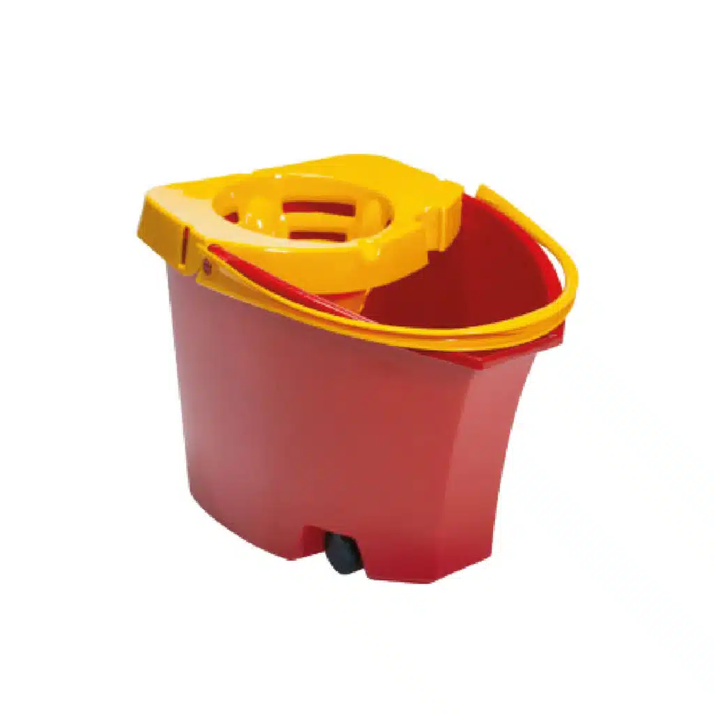Balde con escurridor Colplast de 12 litros rojo con escurridor y asa amarillos, rueda inferior, sobre fondo blanco