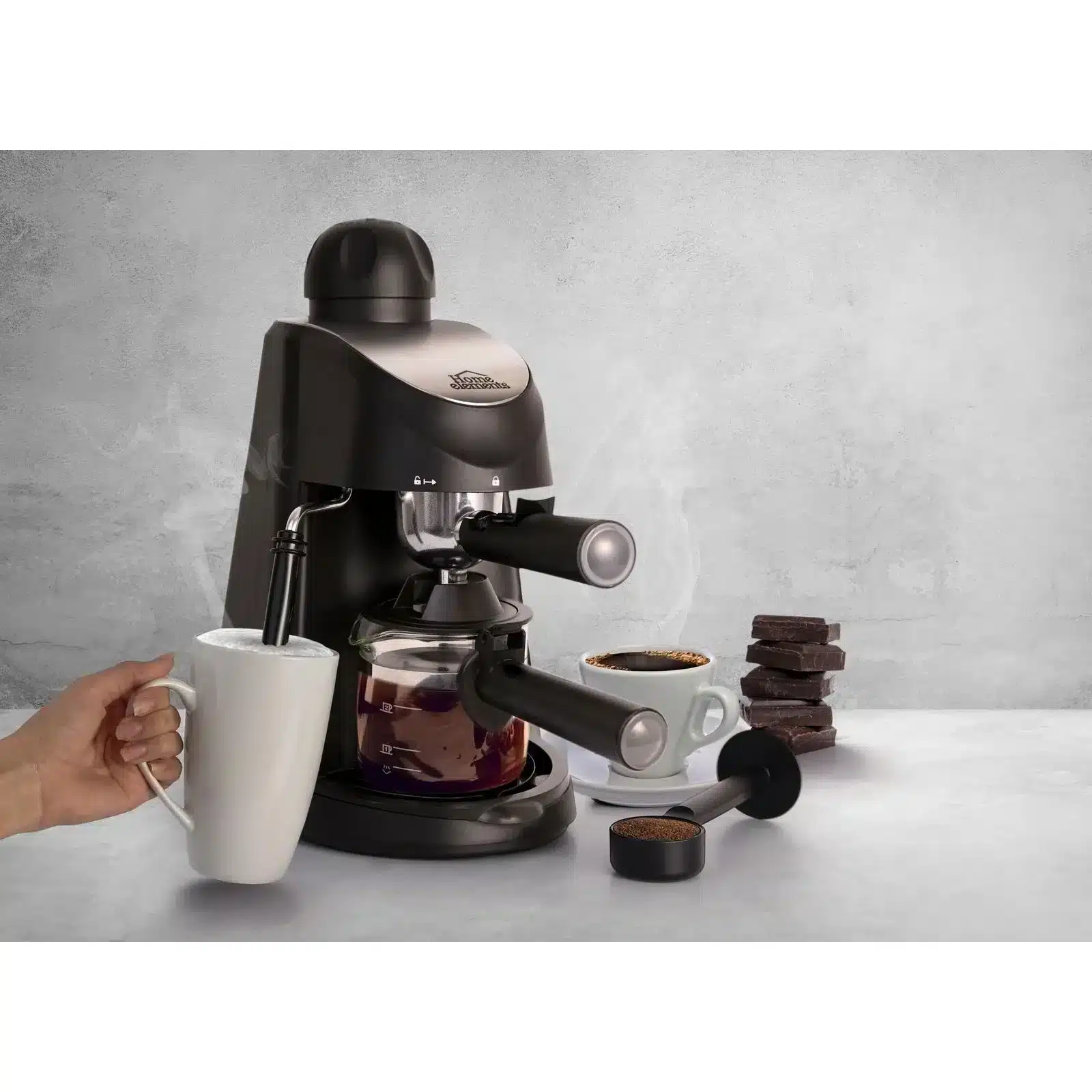 Boquilla de vapor de la cafetera espresso Home Elements HECM-2033N espumando leche en taza para cappuccino