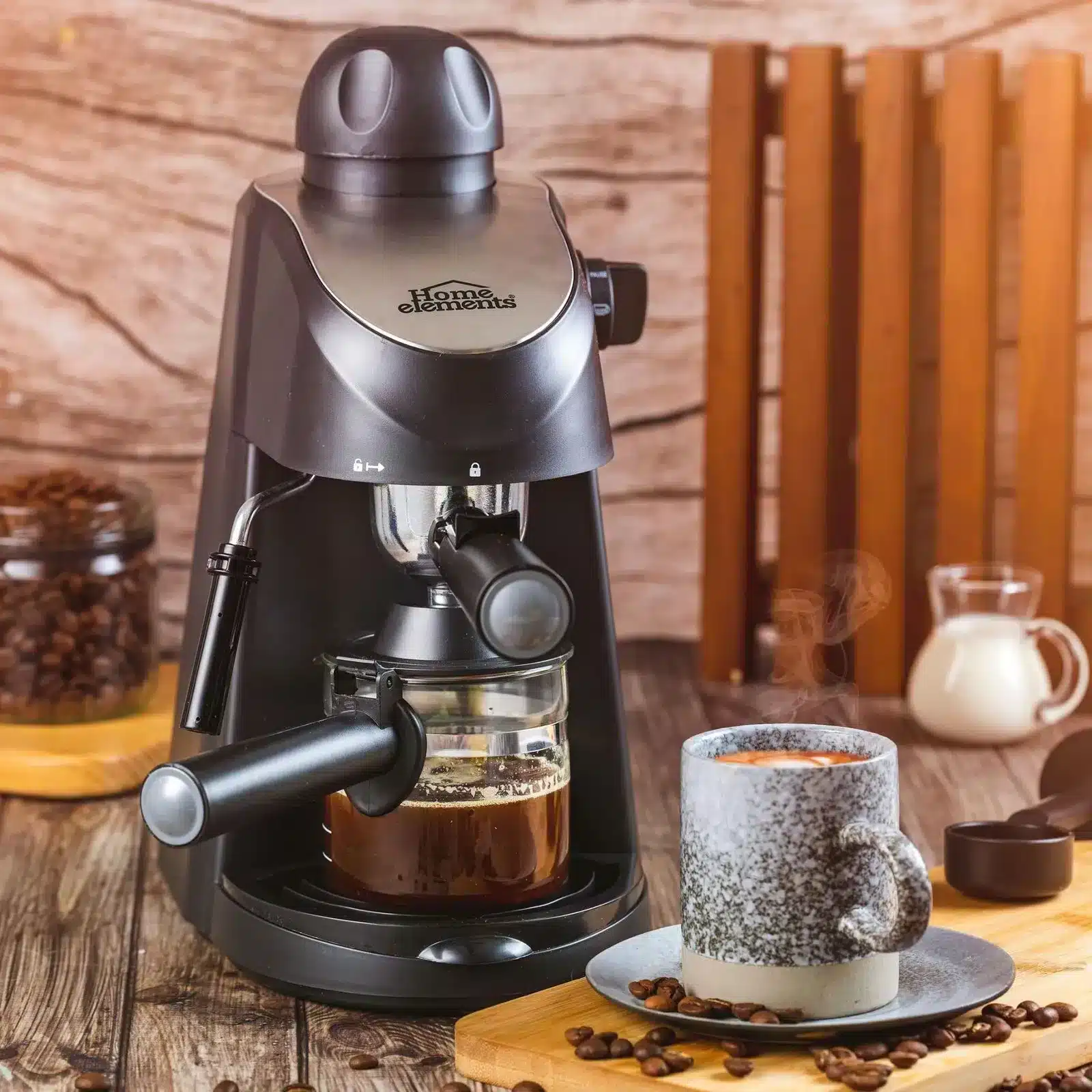 Cafetera espresso Home Elements HECM-2033N con cappuccino servido, granos de café y jarra de leche en la mesa