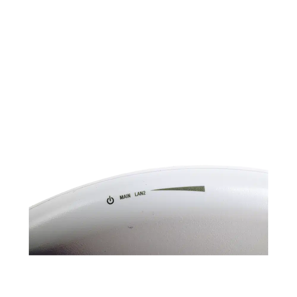 Access point Ubiquiti NanoBeam 5AC Gen2, detalle de los indicadores LED de encendido, MAIN y LAN2 en la carcasa