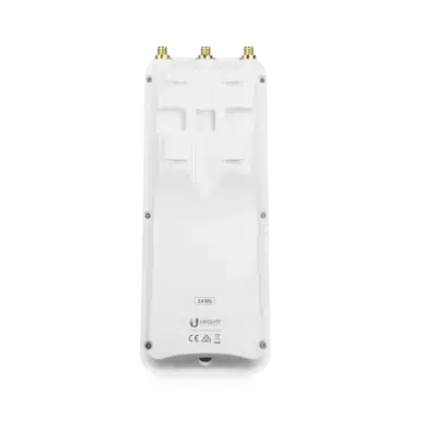 Access point Rocket Prism Ubiquiti vista posterior con soporte de montaje, etiqueta 2.4 GHz y tres conectores de antena