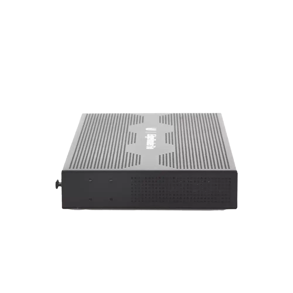 Router Ubiquiti EdgeRouter 6P visto de lado con carcasa metálica negra, perforaciones de ventilación y orificios de montaje