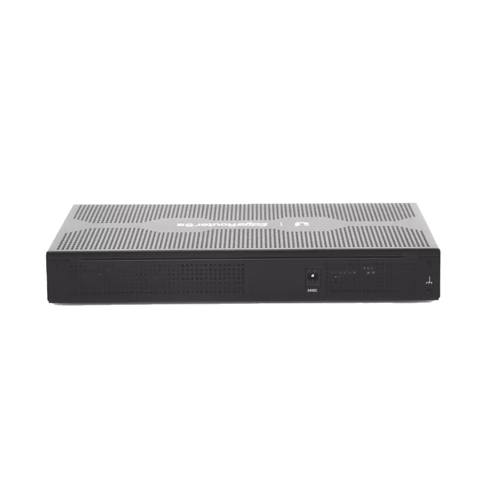 Router Ubiquiti EdgeRouter 6P desde atrás mostrando la tapa metálica perforada con logo y el conector de energía 24VDC