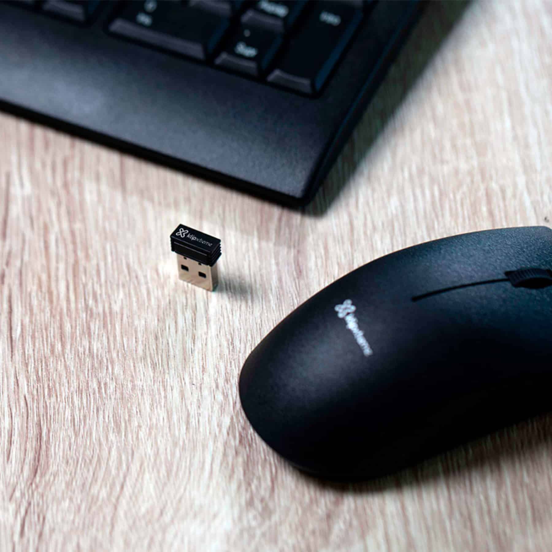 Teclado y mouse inalámbrico impermeable Klip Xtreme con receptor USB nano junto al mouse negro sobre escritorio de madera
