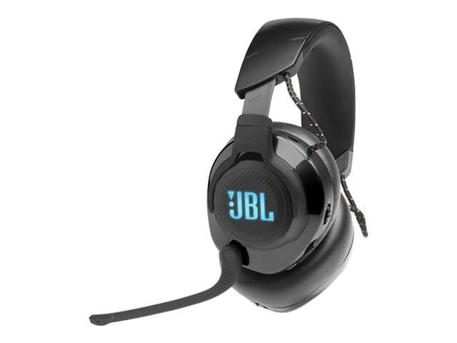 Audífonos gamer JBL Quantum 610 vista lateral con almohadillas over-ear, logo iluminado y micrófono hacia abajo