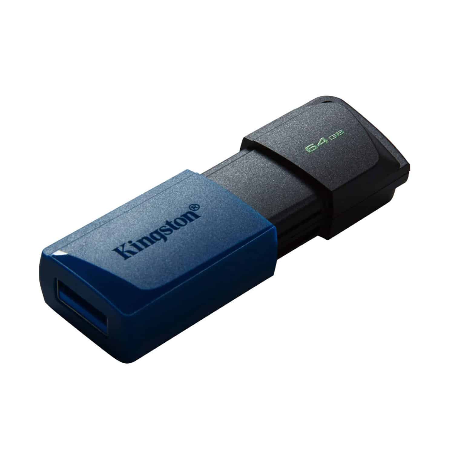 Memoria USB Kingston 64GB Exodia M en vista lateral con el conector USB-A en el extremo de la tapa deslizante azul