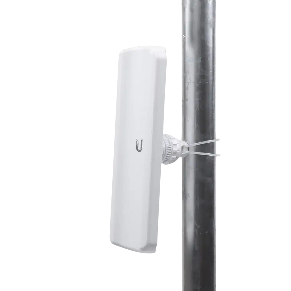 AP Ubiquiti LiteAP GPS montado de lado en un tubo metálico con soporte articulado y amarres plásticos de fijación