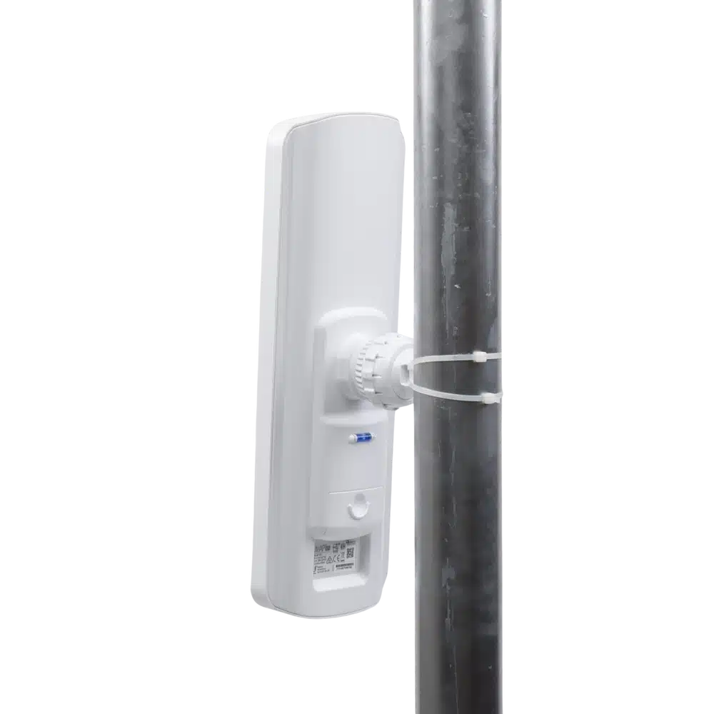 AP Ubiquiti LiteAP GPS vista trasera instalado en un tubo metálico, fijado con amarres a su soporte articulado