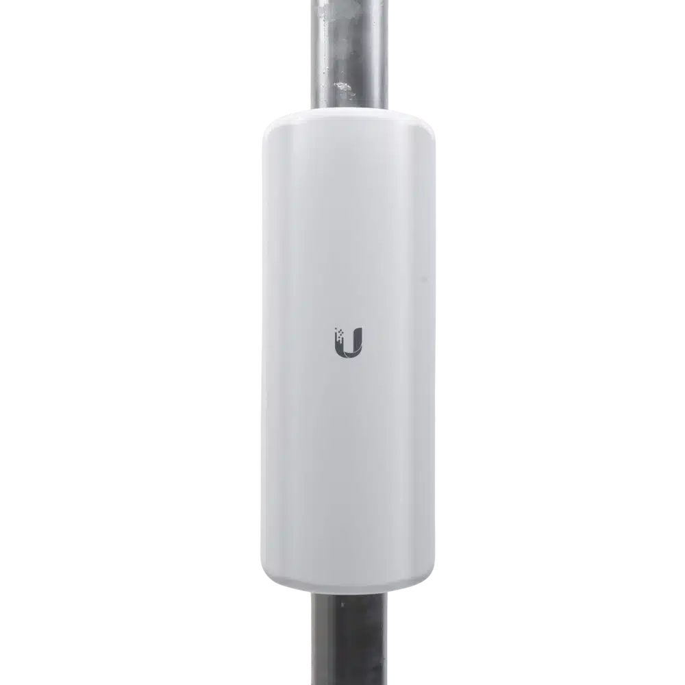 AP Ubiquiti LiteAP GPS instalado de frente en un mástil metálico, punto de acceso exterior de 5 GHz color blanco