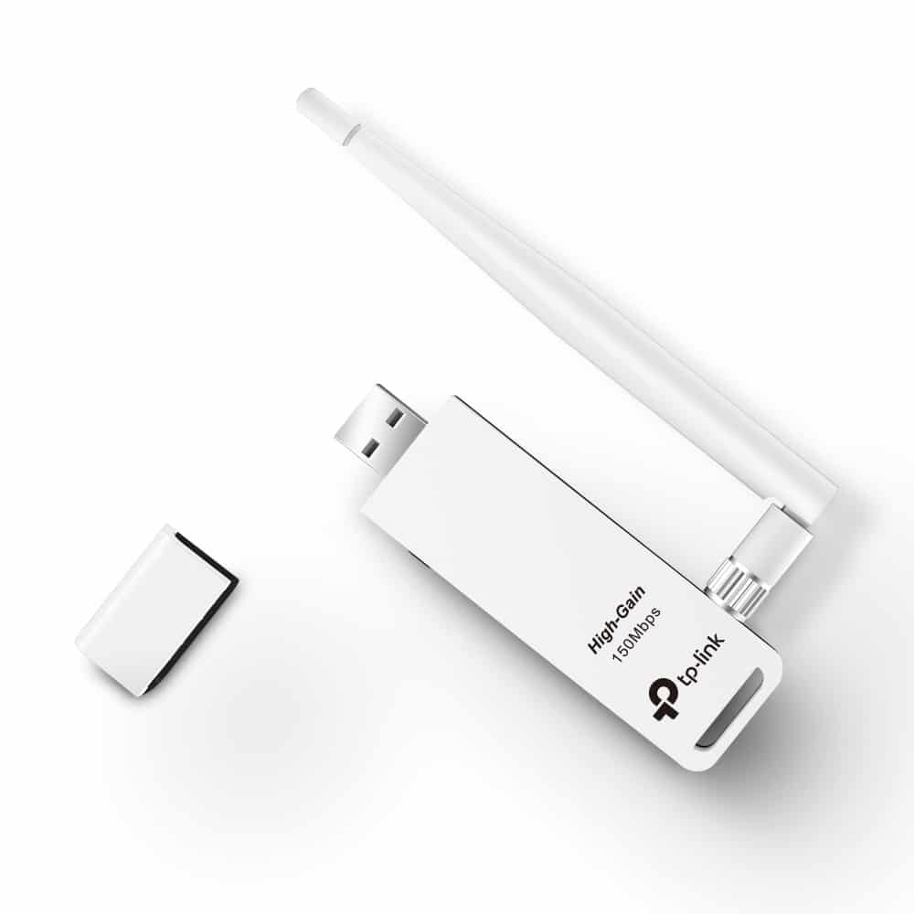 TP Link TL-WN722N adaptador WiFi USB visto desde arriba con la tapa protectora retirada junto a la antena blanca