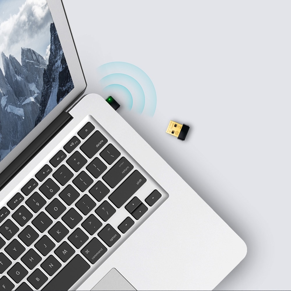 Adaptador WiFi nano USB TP-Link TL-WN725N conectado al puerto USB de un portátil, casi sin sobresalir del borde
