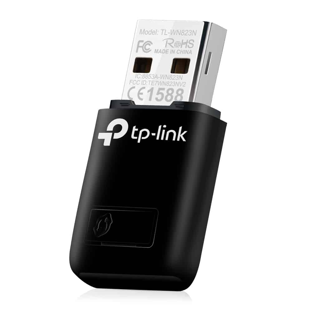 Adaptador WiFi USB 300 Mbps TP-Link TL-WN823N con conector USB metálico y carcasa negra vista en ángulo