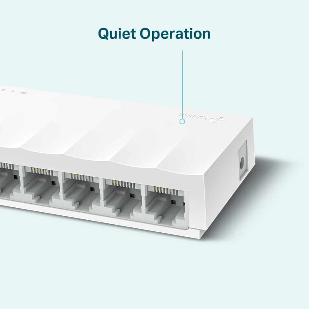 Detalle del switch TP Link 8 puertos LS1008 sin ventilador para funcionamiento silencioso y su conector de alimentación