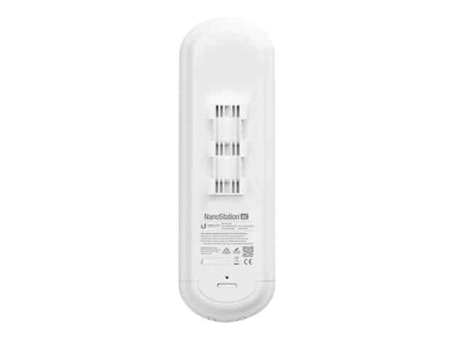 Ubiquiti NanoStation AC NS-5AC vista trasera con soporte de montaje en poste y etiqueta del modelo del punto de acceso