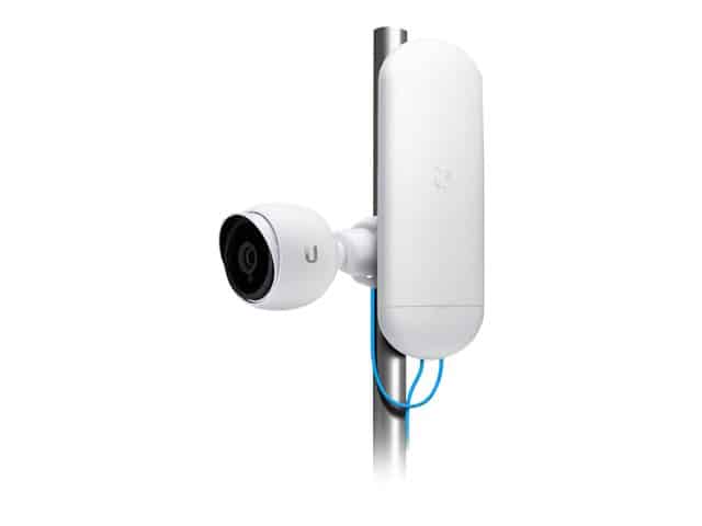 Ubiquiti NanoStation AC NS-5AC instalado en poste junto a una cámara de seguridad, con cables de red azules en exterior