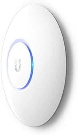 Access point Ubiquiti AC Lite visto de perfil lateral, carcasa blanca delgada con anillo LED azul alrededor del logo
