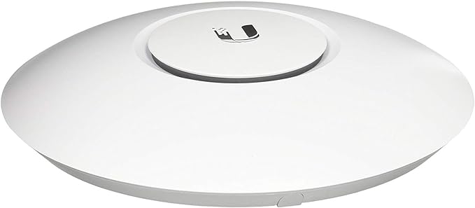 Access point Ubiquiti AC Lite en vista lateral baja que muestra su perfil plano y el disco central con el logo U