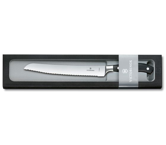 Cuchillo de sierra para pan Victorinox Grand Maître en su caja de presentación negra con faja gris de la marca