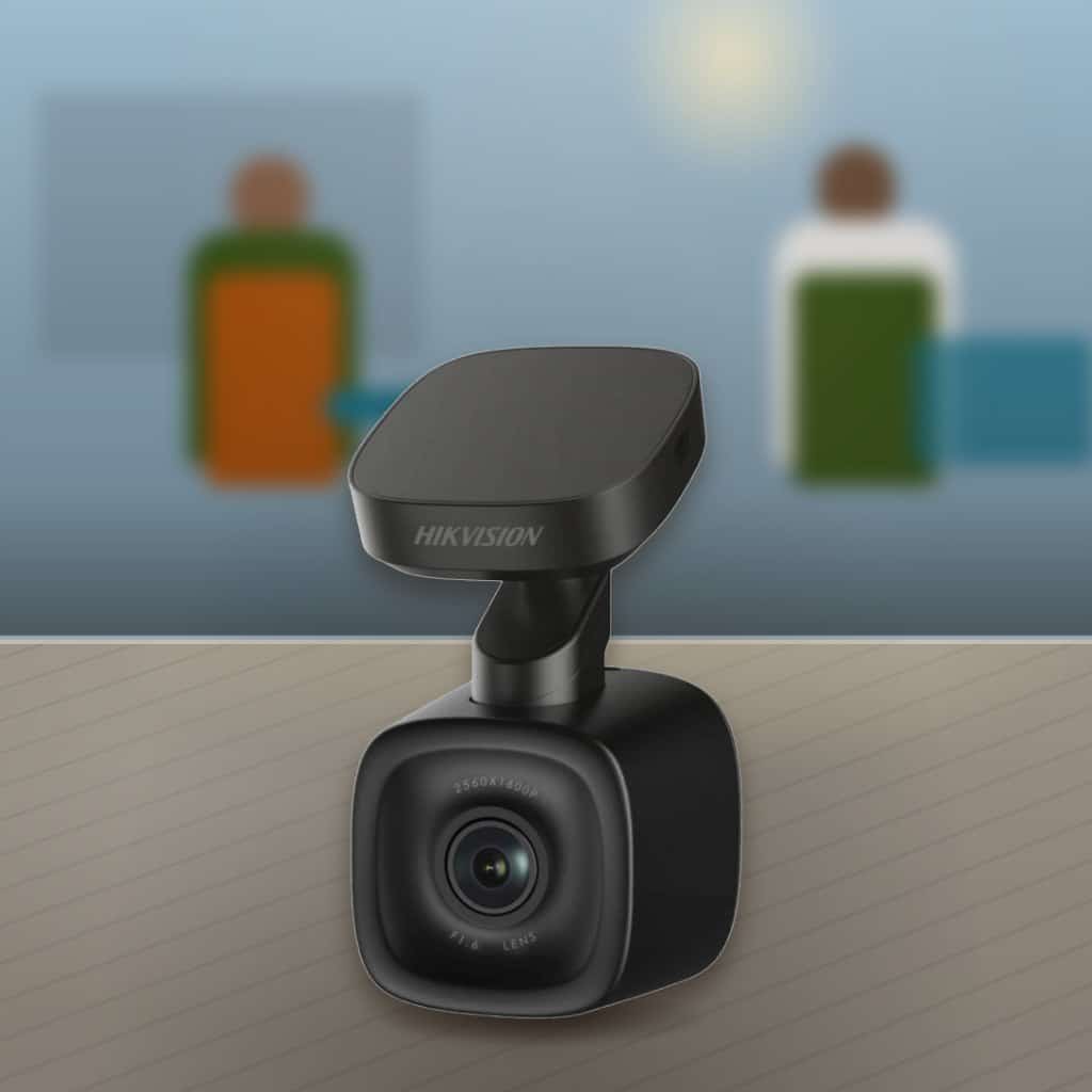 Dashcam para Auto Hikvision AE-DC5013-F6 en un espacio al aire libre