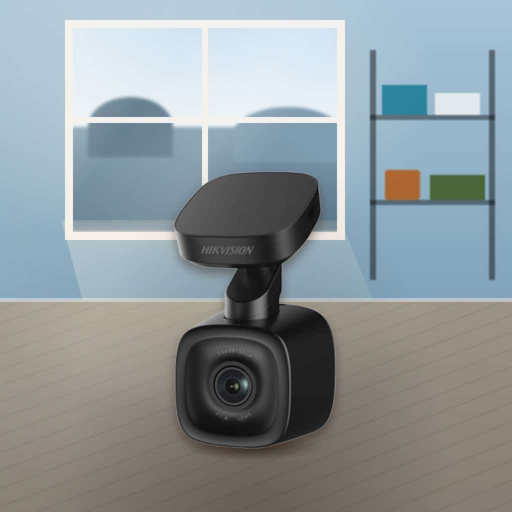 Dashcam para Auto Hikvision AE-DC5013-F6 en un espacio al aire libre junto a un ventanal con luz natural