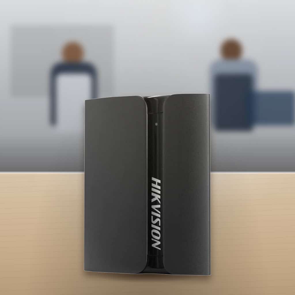 Disco SSD Externo Hikvision T300S 512 GB USB-C en una oficina