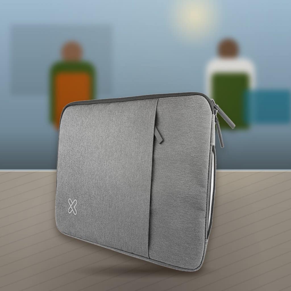Funda para Portátil Klip Xtreme KNS-420 15.6" en un espacio al aire libre