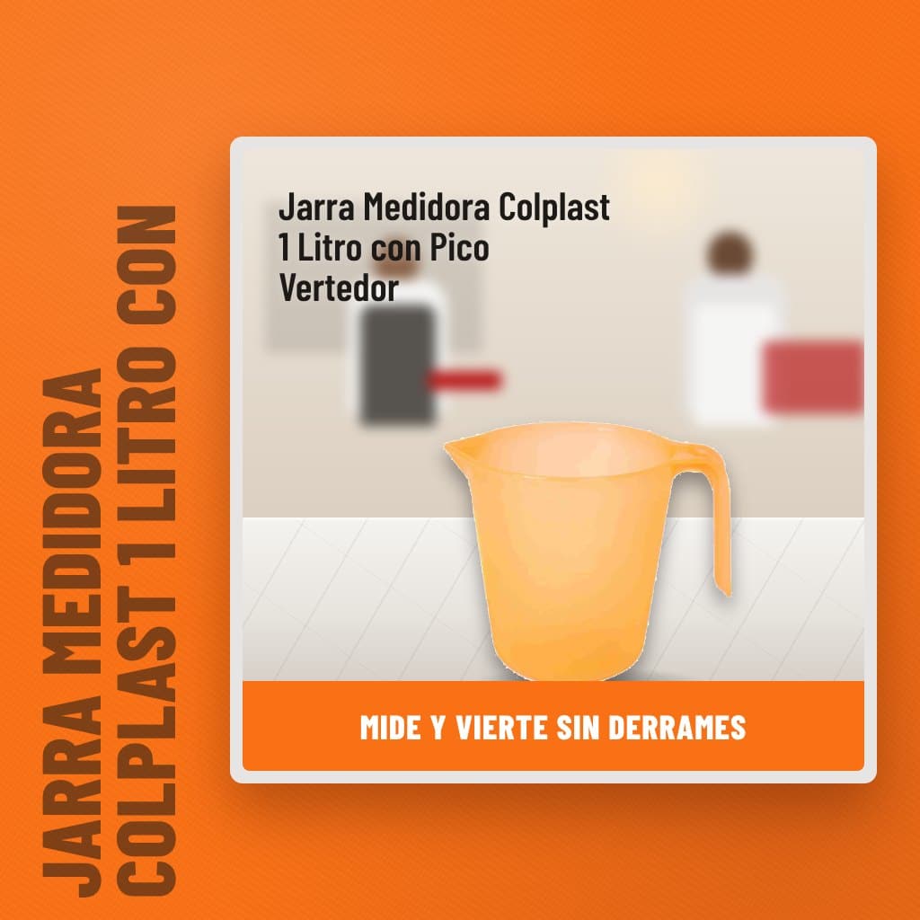 Jarra Medidora Colplast 1 Litro con Pico Vertedor en una cocina con un profesional al fondo