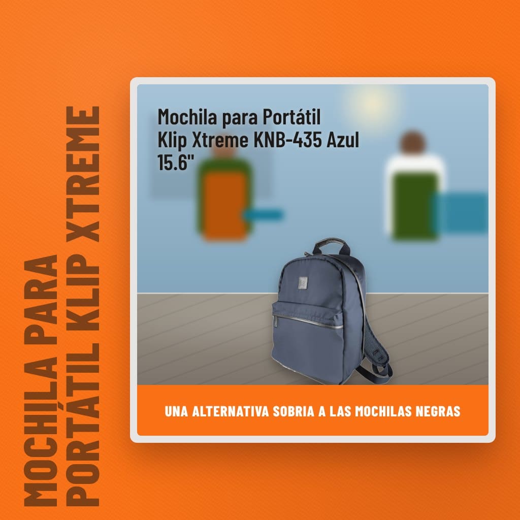Mochila para Portátil Klip Xtreme KNB-435 Azul 15.6" en un espacio al aire libre con un profesional al fondo