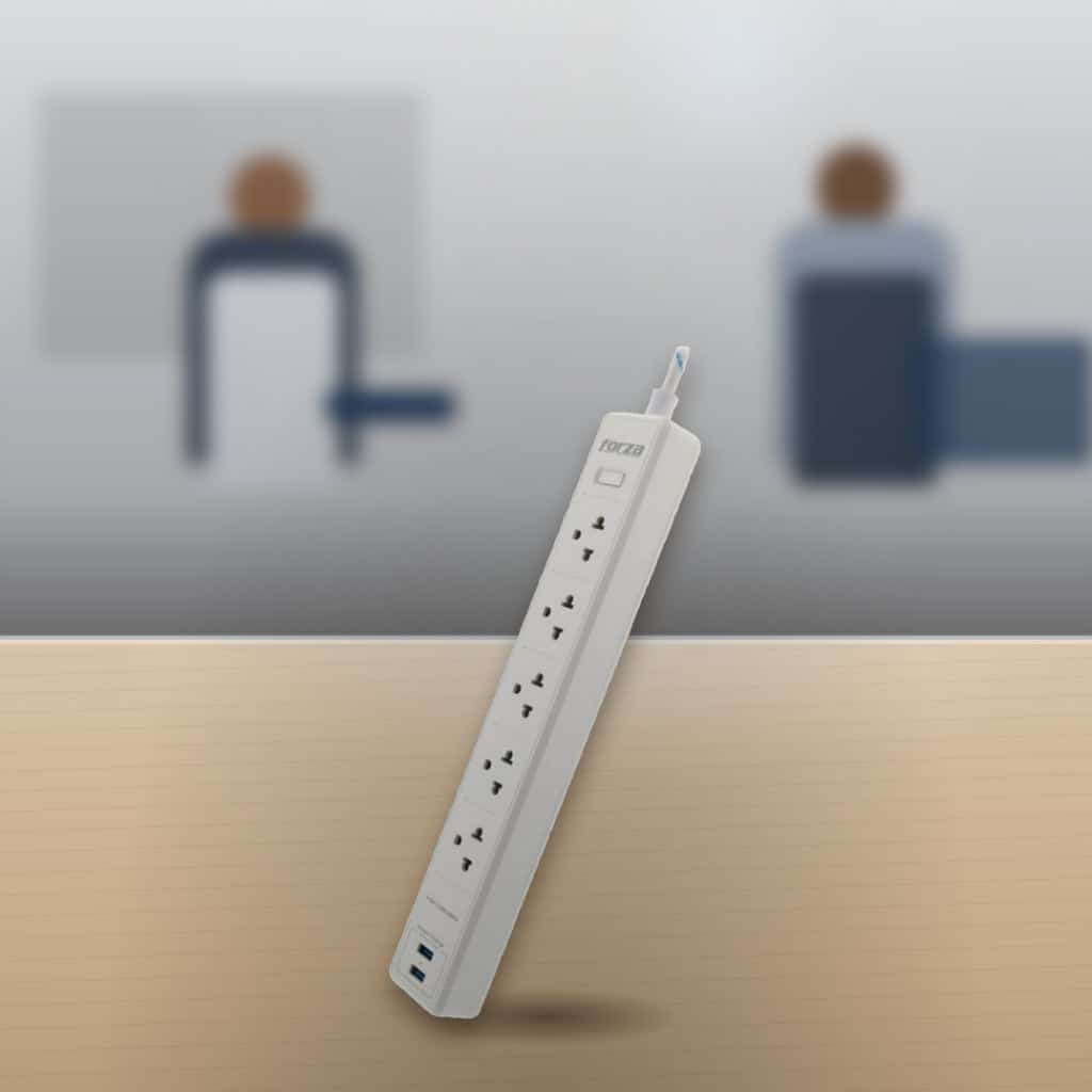 Protector de Sobretensiones Forza Surge 2700 J en una oficina