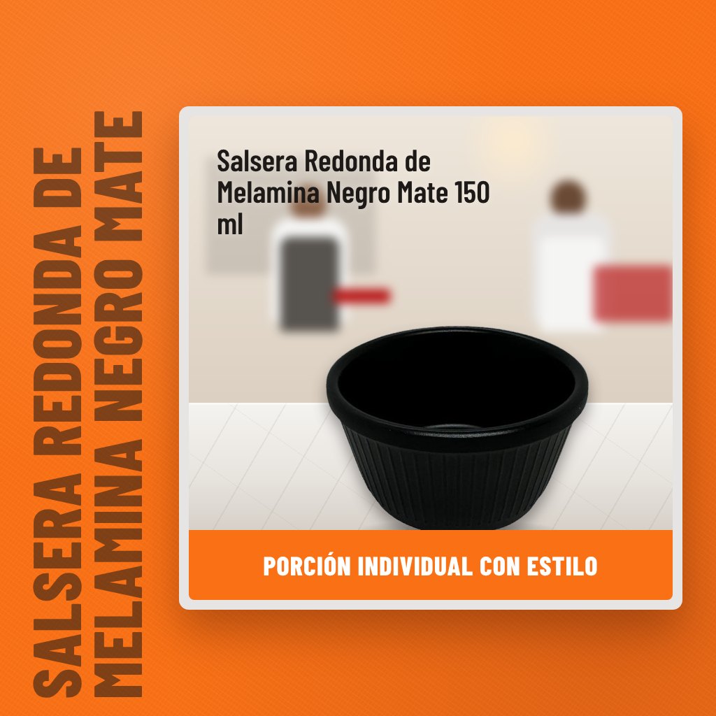 Salsera Redonda de Melamina Negro Mate 150 ml en una cocina con un profesional al fondo