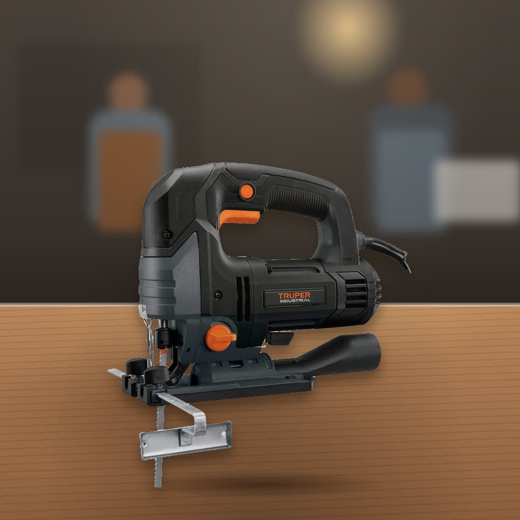 Sierra Caladora Truper Industrial 750 W Pendular en un taller