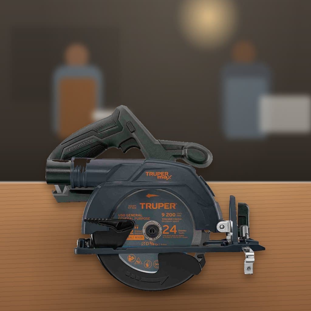 Sierra Circular Inalámbrica Truper MAX 20V Brushless 6-1/2" en un taller
