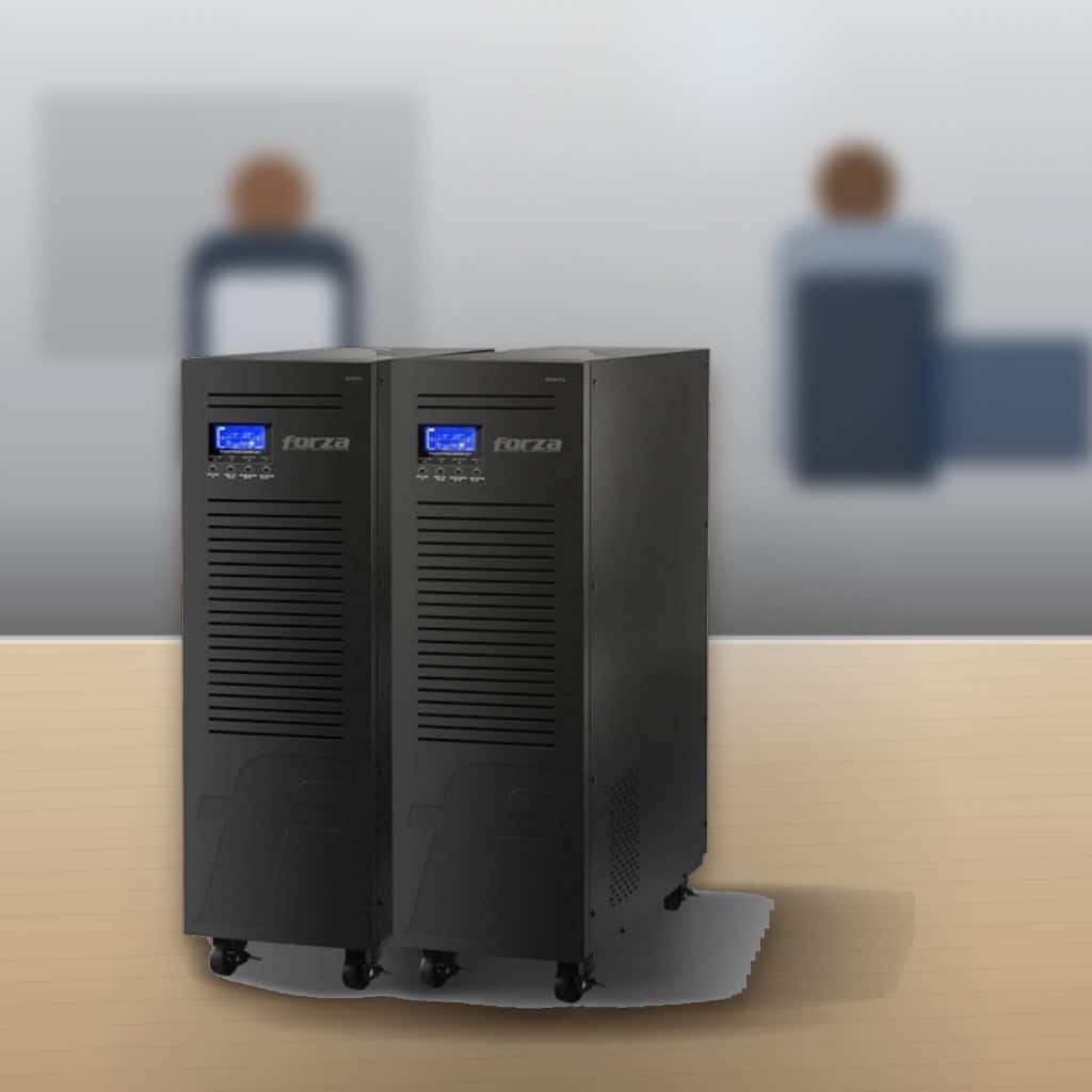 UPS Online Forza 10 kVA Litio Doble Conversión en una oficina